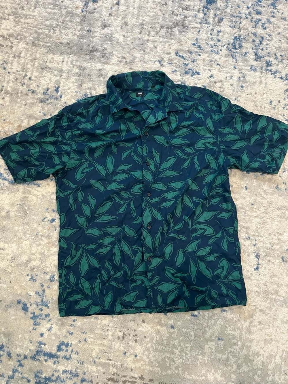 Uniqlo Short Sleeve Button Down Shirt Size M Green Leaf Print